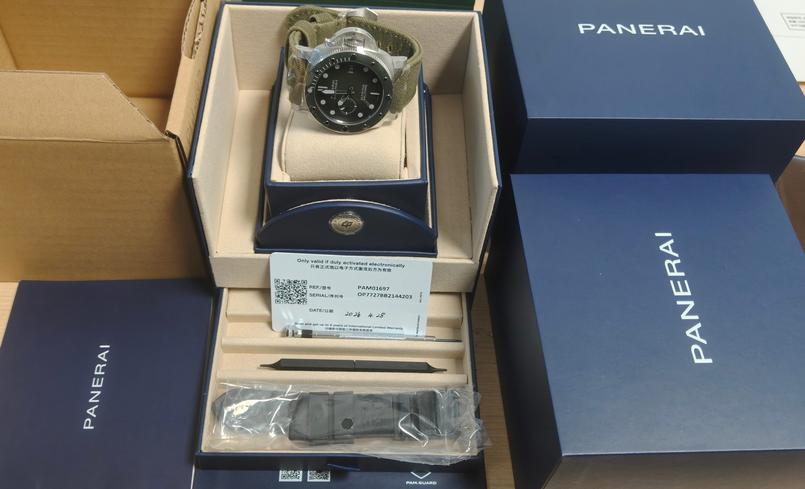 Panerai submersible PAM 01697