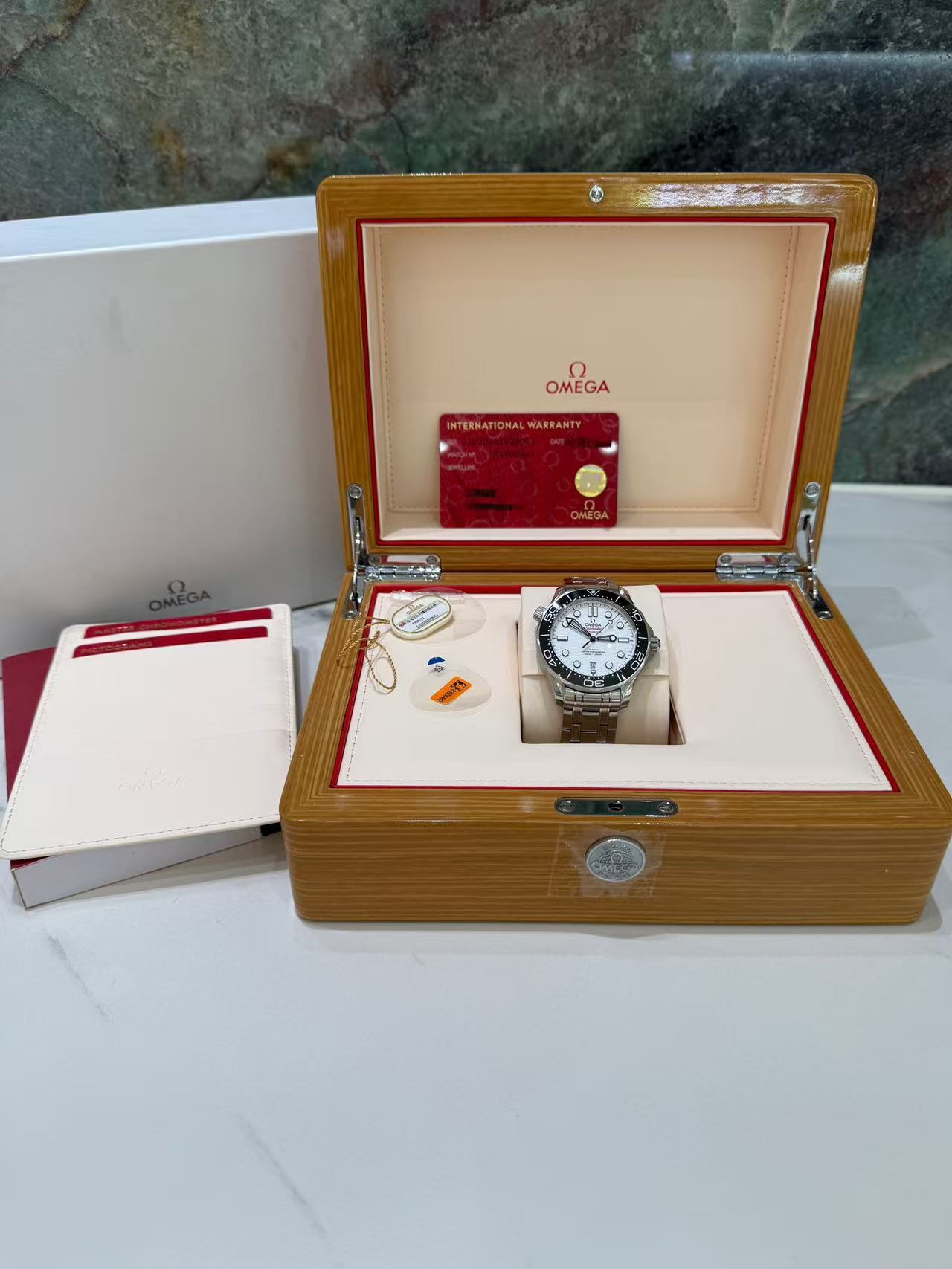 Omega 210.30.42.20.04.001